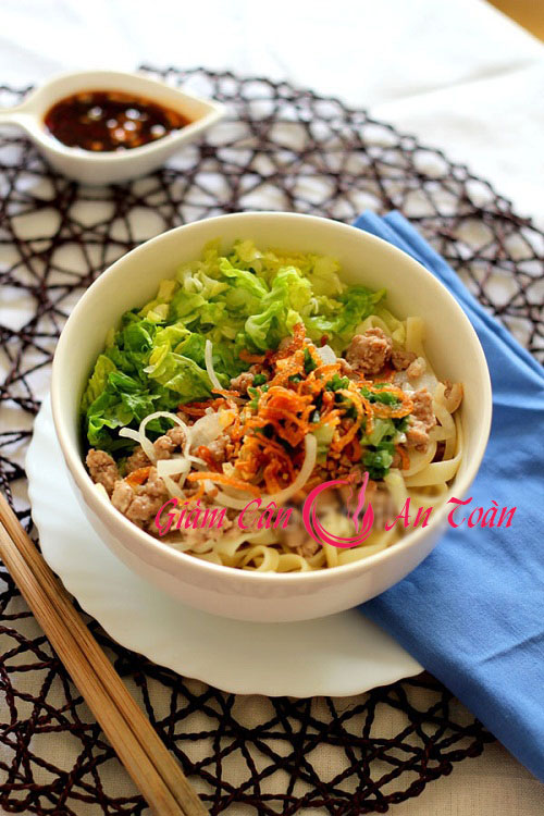 cuoi tuan lam mi tron salad kieu thai chieu dai ca nha